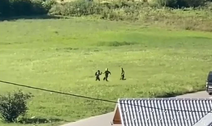 Brutalno batinjanje na livadi: Policijski službenici se iživljavali nad migrantom?