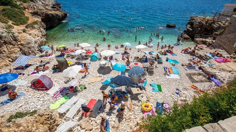 Crna Gora: Na plaži otvorila frižider, a onda se šokirala prizorom
