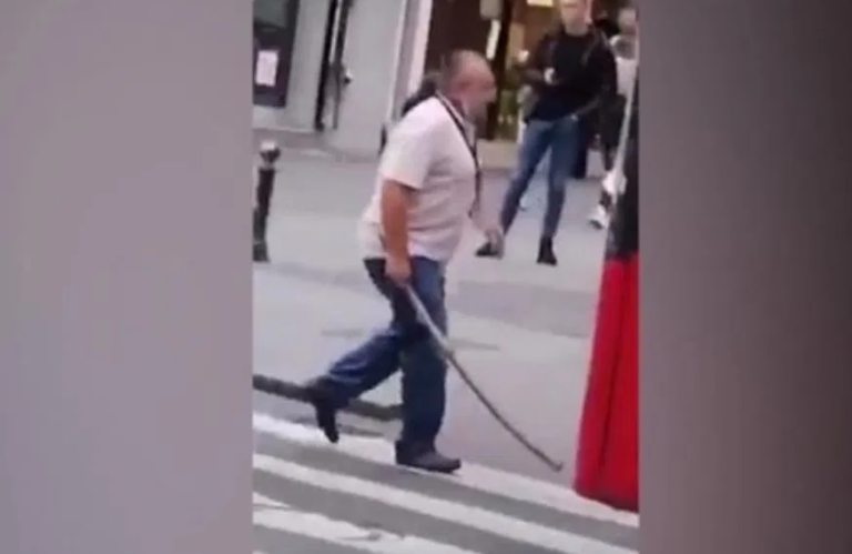 Šta on to radi? Vozač autobusa napustio kabinu, a onda sve šokirao…