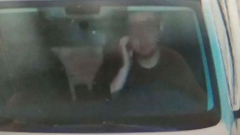 Stigla mu kazna od 45 KM, jer je češao lice za volanom dok je vozio