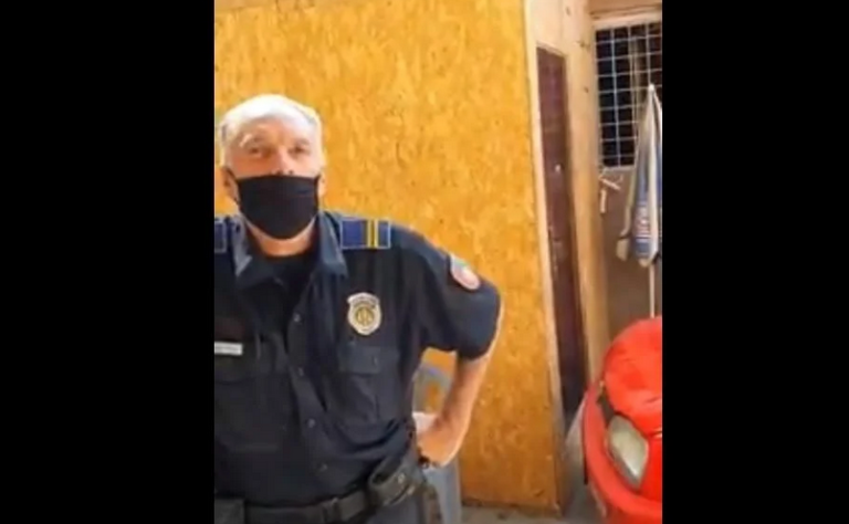 Zar je to profesionalno: Policajac udario starca