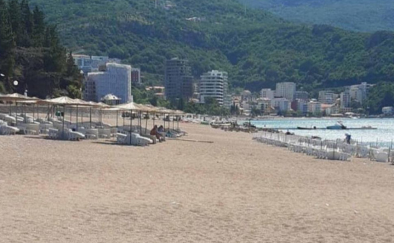 KONOBAR U SMJENI ZARADIO SVEGA 1 EURO: Puste plaže u Crnoj Gori