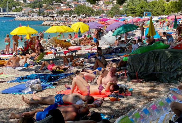 Plaže u Baškoj Vodi “okupirali” brojni turisti, ali je vrlo mali broj onih iz BiH