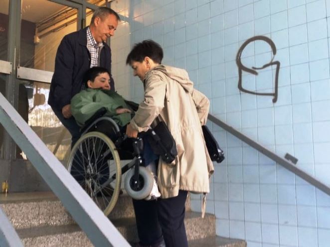 Pristupne rampe i liftovi za invalide: Ljudi dižu kredite, a oni koji ne mogu, osuđeni su na izolaciju