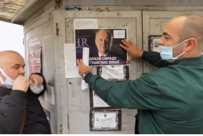Srebrenici osvanuli plakati Inzka s uvredljivom porukom