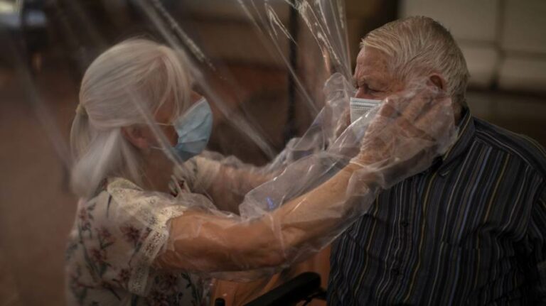 Zagrljaji u domu za stare u Španiji poslije skoro četiri mjeseca zabrane