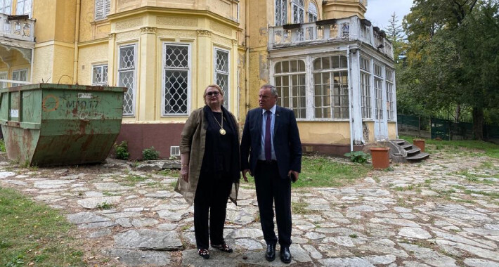 Turkovic i Kozaric ispred oronulog objekta u Becu 1 Turkovic i Kozaric ispred oronulog objekta u Becu 1