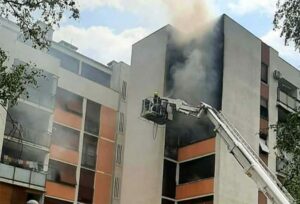 V2ATROGASCI SPASILI TRUDNICU I DIJETE IZ GORUĆEG STANA 696x473 1