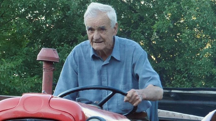 Vozi traktor u 90 godini 696x392 1