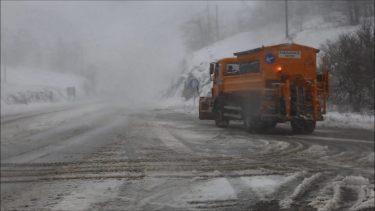 Snijeg zabijelio Bosnu i Hercegovinu, problemi u saobraćaju