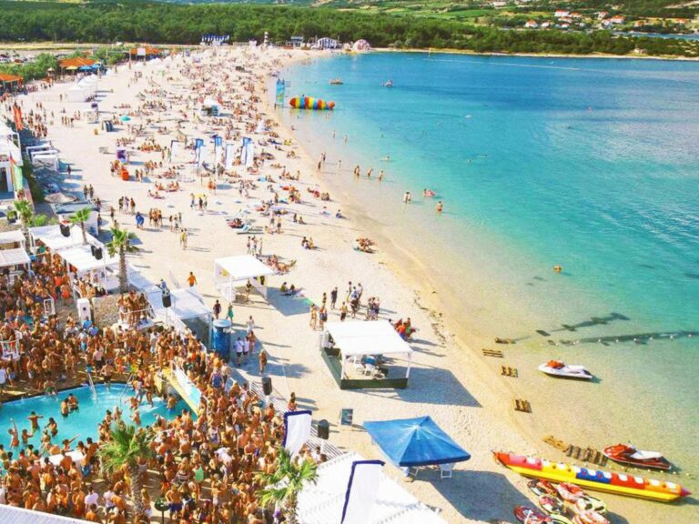 Razuzdane zabave bez mjera zaštite: Plaža na Jadranu novo žarište koronavirusa?