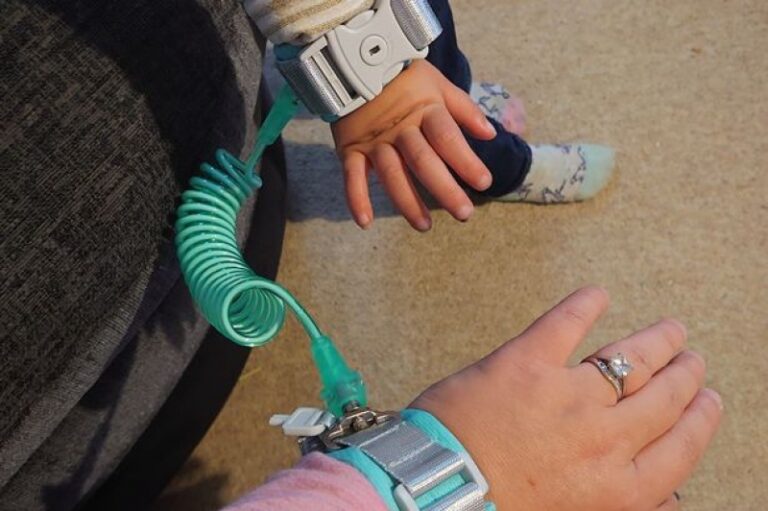 Ideja se ne sviđa svima: Mama djecu drži na povocu jer se boji da ih ne otmu