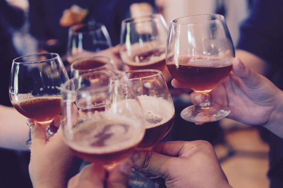 alkohol zdravica pivo ilstracija pixabay
