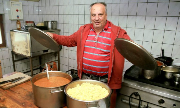 Humanost: Asim Latić hrani migrante i priprema im 500 obroka dnevno