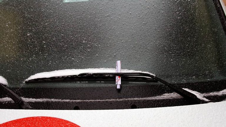 Trikovi koji će pomoći u čišćenju leda s automobila