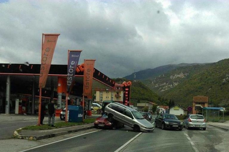 Fiat završio na haubi Chryslera u saobraćajnoj nesreći kod Travnika
