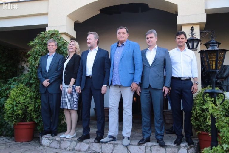 Politička 2017. godina: Bavili su se svim i svačim, a najmanje životnim problemima građana