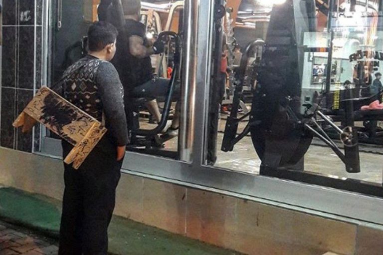 Dječak iz Sirije dobio doživotnu članarinu u teretani nakon što je fotografisan kako gleda kroz prozor