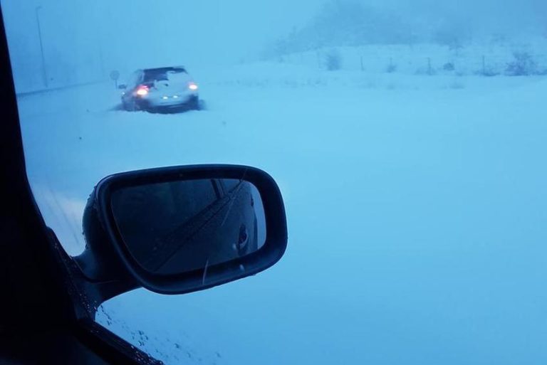 Problemi u Hrvatskoj zbog snijega, zatrpana autocesta A1
