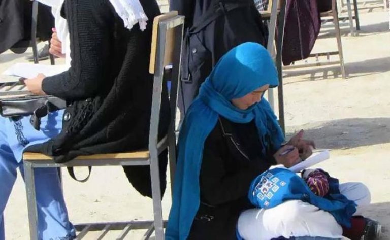 Fotografija mlade Afganistanke koja brine o bebi dok radi test oduševila svijet