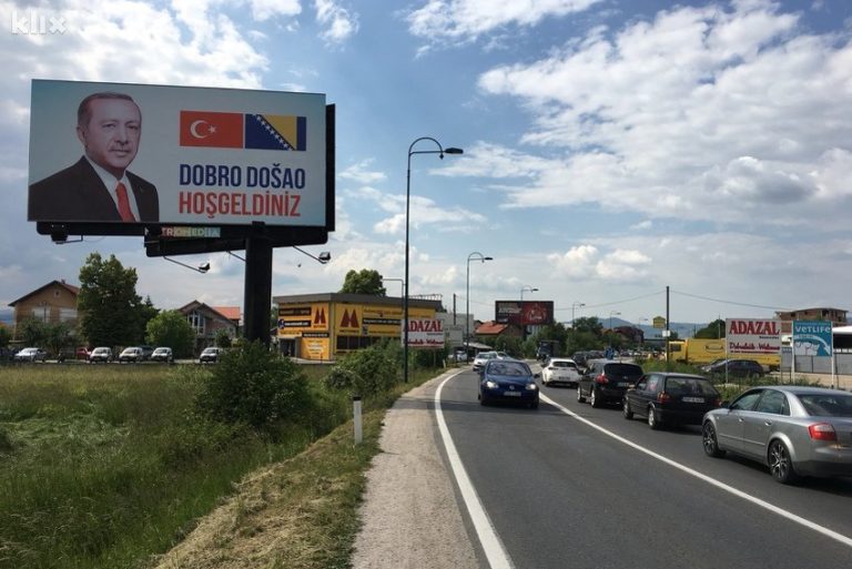 Plakati dobrodošlice polijepljeni u Sarajevu prije dolaska turskog predsjednika Erdogana