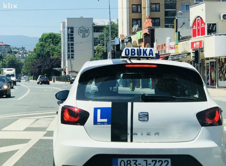 Asocijacija autoškola BiH: Vozila s oznakama “obuka” nisu legalna u saobraćaju