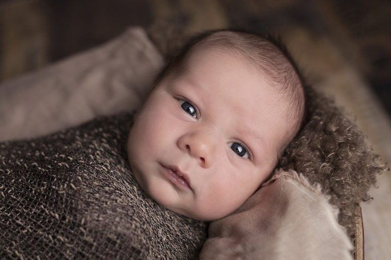 Zamotavanje bebe kao recept za smirivanje i bolji san