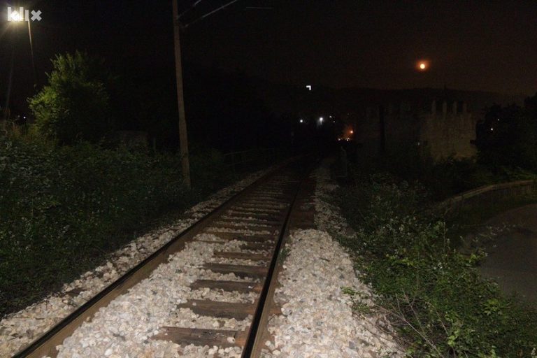 Dvije osobe povrijeđene nakon sudara lokomotive i vozila kod Zenice