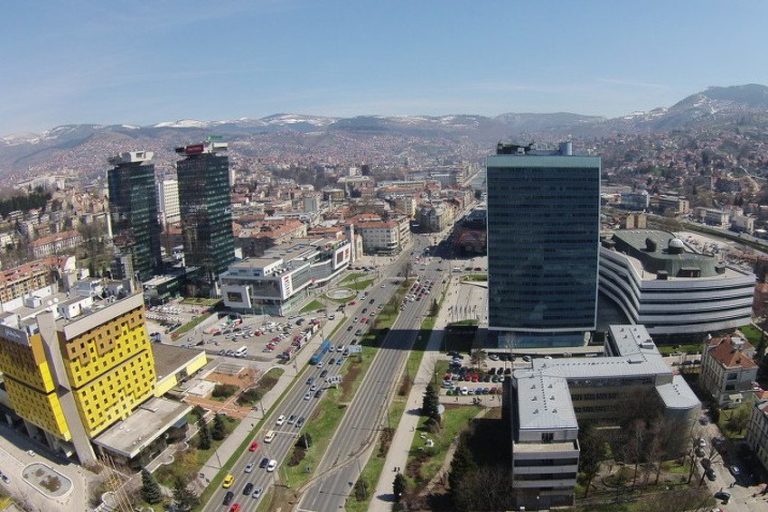 Pitali smo političare: Da li bi preživjeli sa 400 KM, voze li se javnim prijevozom i gdje kupuju?