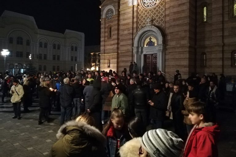 Banjalučani ne odustaju: Okupili se ispred Hrama Hrista spasitelja, ponovo stigla i policija