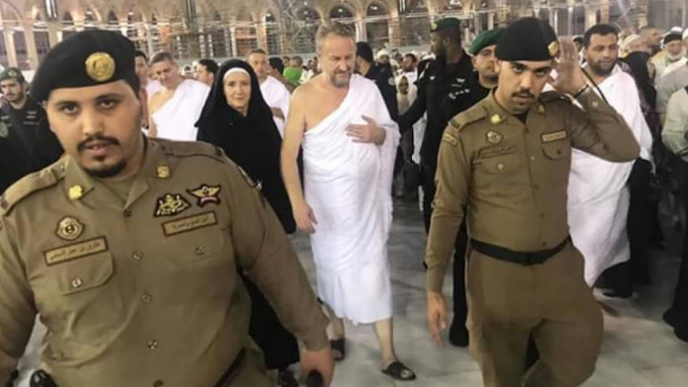 Bakir i Sebija Izetbegović s Denisom Zvizdićem u Meki obavili umru