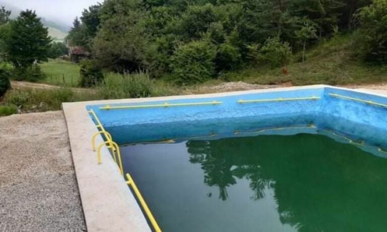 Priča iz BiH: Mještani se kupaju u bazenu čiju su izgradnju sami inicirali
