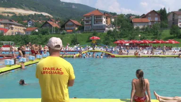 ZENICA: Bazeni u Crkvicama sve posjećeniji (FOTO)