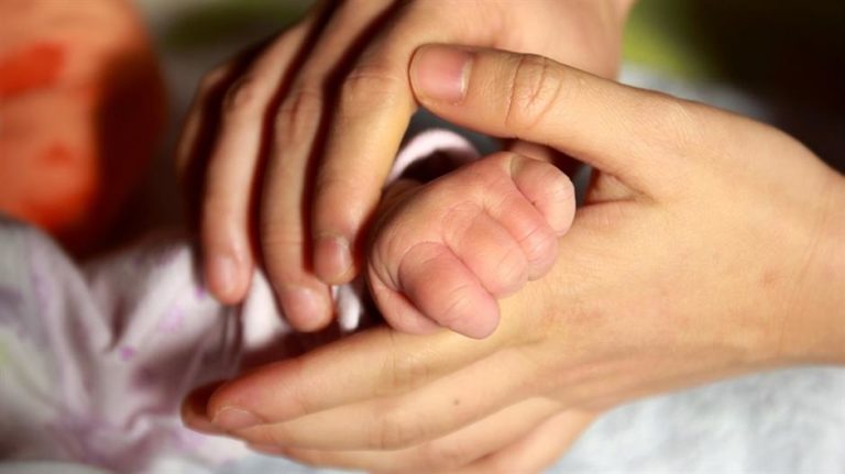 Roditelji beba spavaju samo 4 sata i 44 minute po noći