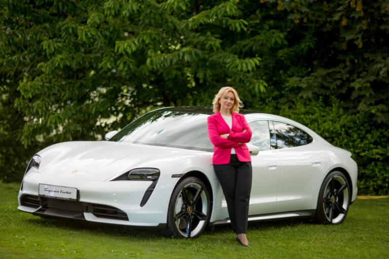 Belgin Arnautović, prva žena iz BiH koja je vozila električni porsche: Sretna sam što uvijek mogu voziti nove modele automobila