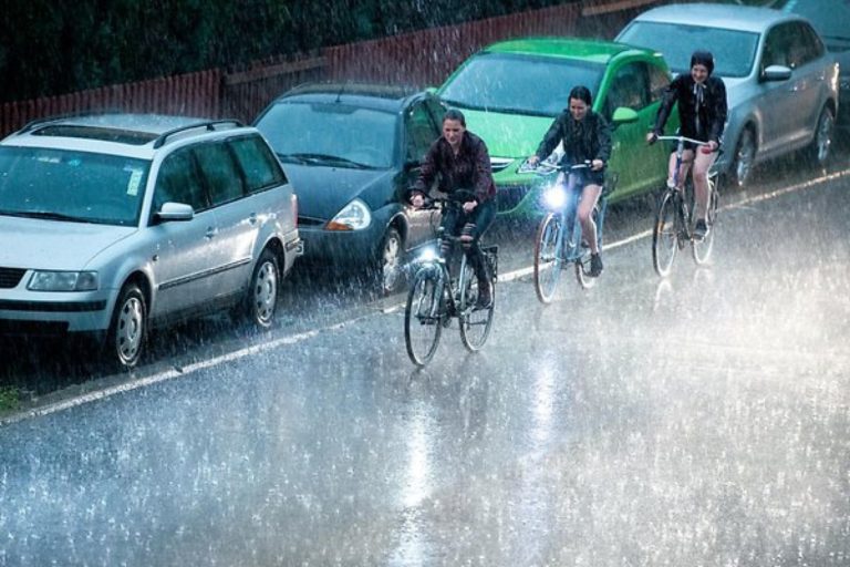 Biciklisti posebno ugroženi: Kako se ponašati tokom grmljavine