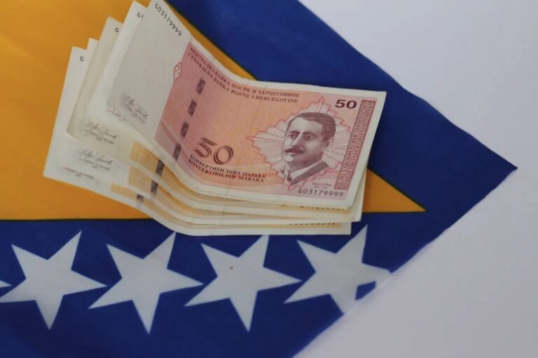 Prosječna neto plata u RS-u iznosi 955 KM