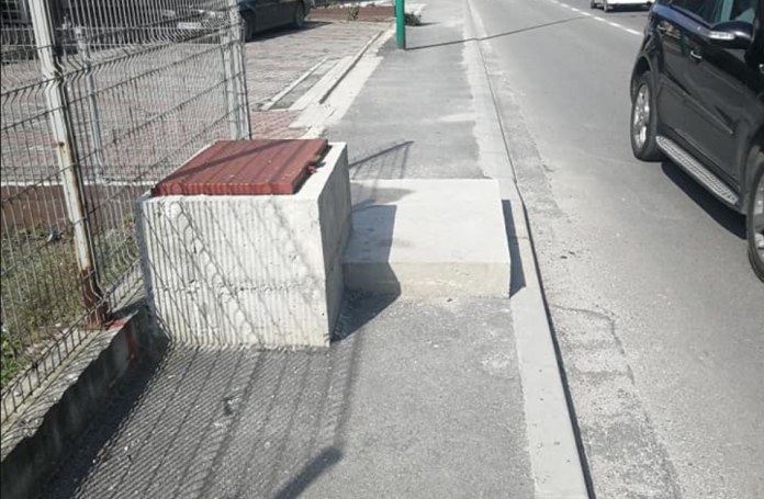 Bosanski ,,inžinjer”: Izlio ploču na trotoaru u Sarajevu (FOTO)