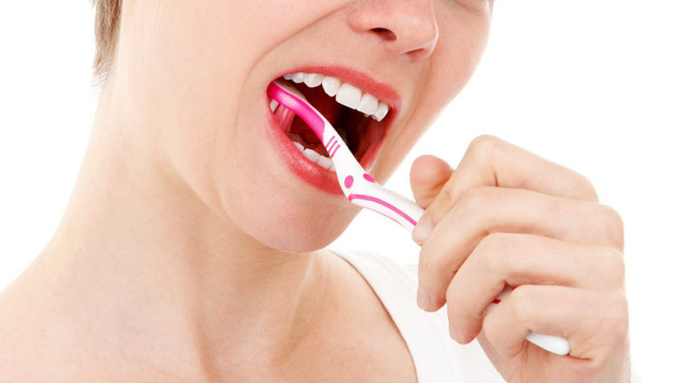 Je li važnije oprati zube ujutro ili navečer prije spavanja?