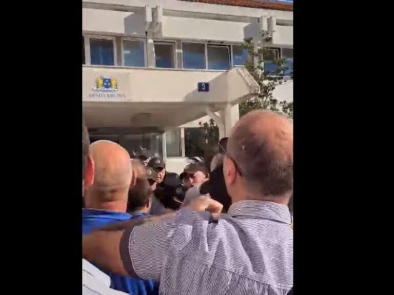 Opet haos u Budvi: Pogledajte tuču ispred zgrade opštine (VIDEO)