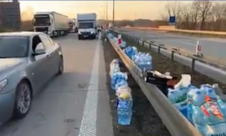 Ovo vraća vjeru u ljude: U Njemačkoj kraj autoputa ostavljaju hranu i vodu za kamiondžije! (VIDEO)