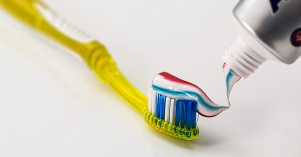 Treba li nakvasiti četkicu za zube prije stavljanja paste?