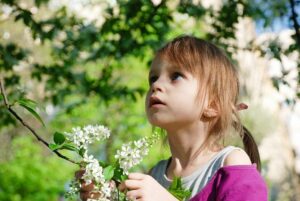 djevojcica priroda suma pixabay