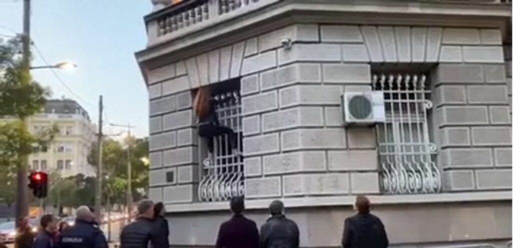 djevojka zgrada predsjednistvo srbija 2