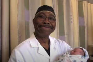 doktor sa bebom 696x464 1