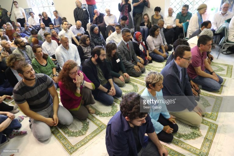 U Berlinu otvorena prva liberalna džamija, muškarci i žene molitvu obavljaju rame uz rame