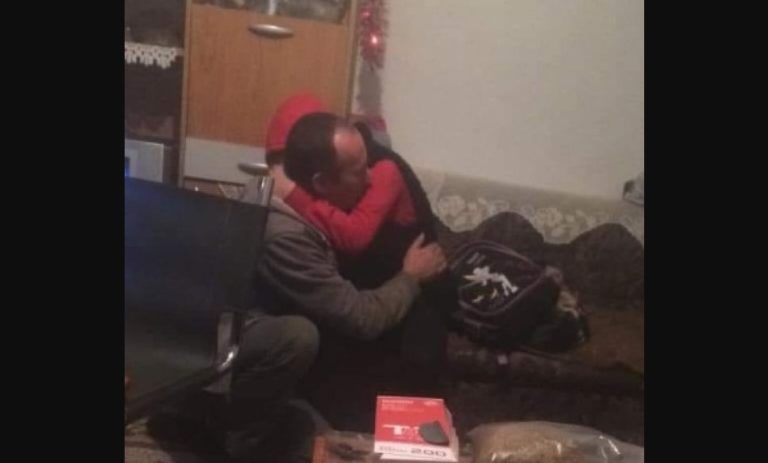 Zagrljaj oca i kćerke rasplakao BiH: Bivši borac odlazi u zatvor zbog “krađe” drva