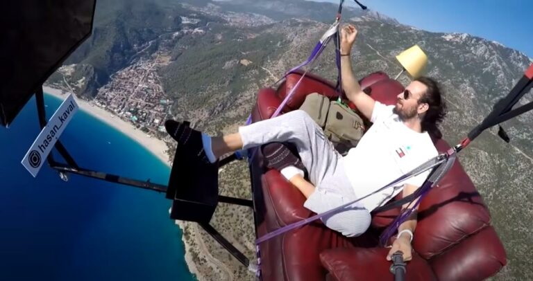 Vjerovali ili ne: Pričvrstio kauč i TV na jedan od svojih paraglajdera i poletio