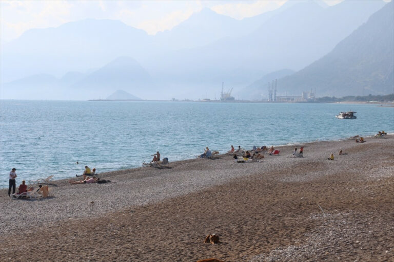 Dok traje policijski sat turisti se kupaju i sunčaju na plažama