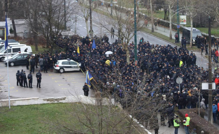 Sutra novo okupljanje nezadovoljnih policajaca pred Parlamentom FBiH
